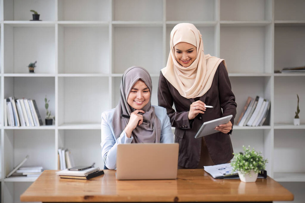Ammattimainen muslimibisnestiimi tekee yhteistyötä ja keskustelee tärkeästä projektista toimistossa. yhteistoiminta-ajatus.. - Valokuva, kuva