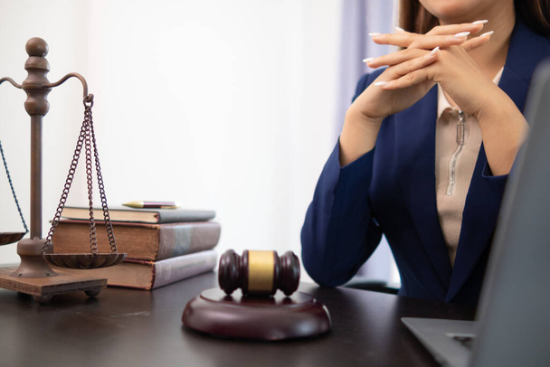 The Lawyer Office provides consultation services on legal issues so that those who need legal assistance can come to receive accurate advice and advice. The concept of opening a legal advice office - Foto, imagen