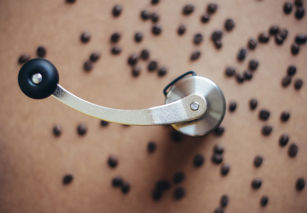 Molinillo de café en granos de café
 - Foto, imagen