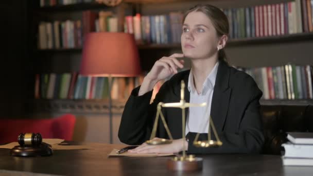Ofiste oturan beyin fırtınası yapan kadın avukat. - Video, Çekim