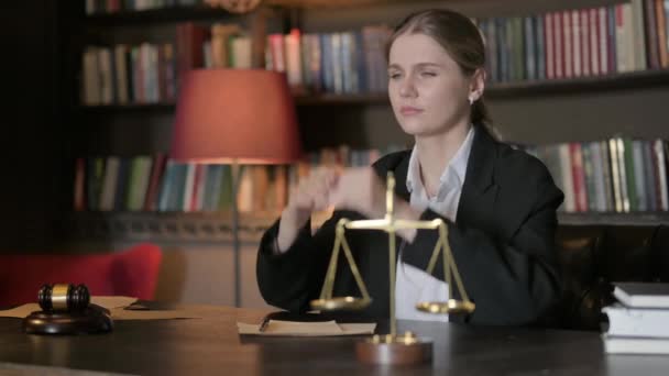 Napjatý ženský právník s bolestí hlavy v kanceláři - Záběry, video