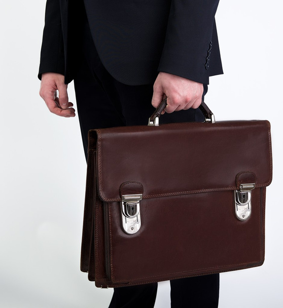 Podobizna muže úspěšného podnikání s taškou v šedém pozadí a prostor pro text, záběr podnikatel drží aktovku bude do práce, muž s taškou, rukou obchodní muž s Aktovkou - Fotografie, Obrázek