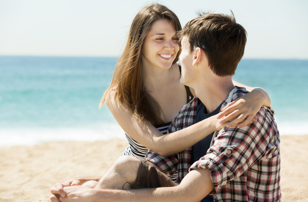 Couple souriant sur la plage de sable
 - Photo, image