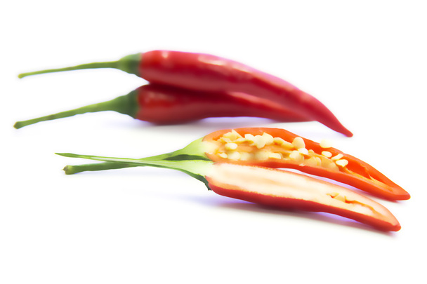 Polovinu nakrájené červené chilli Pepper s raw - Fotografie, Obrázek