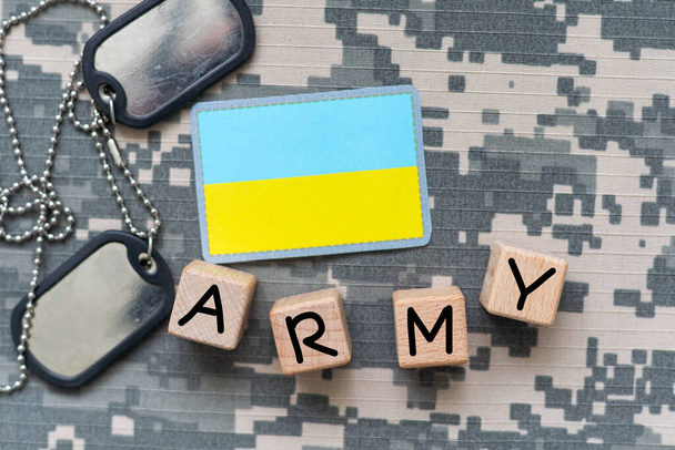 Militärpflaster und Patronen auf Pixel-ukrainischer Tarnung, Nahaufnahme. Hochwertiges Foto - Foto, Bild