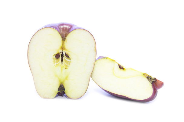 Κόκκινο μήλο, μισό και τέταρτο σε φέτες - Φωτογραφία, εικόνα