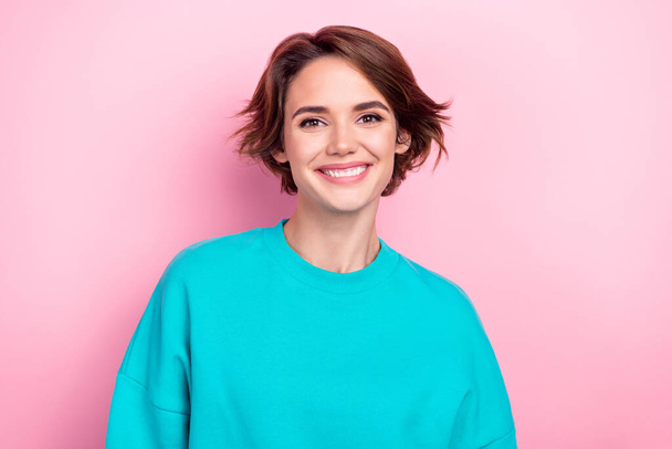 Фото очаровательной веселой девушки белые зубы улыбка носить бирюзовый гигантский свитер изолированный розовый цвет фона. - Фото, изображение