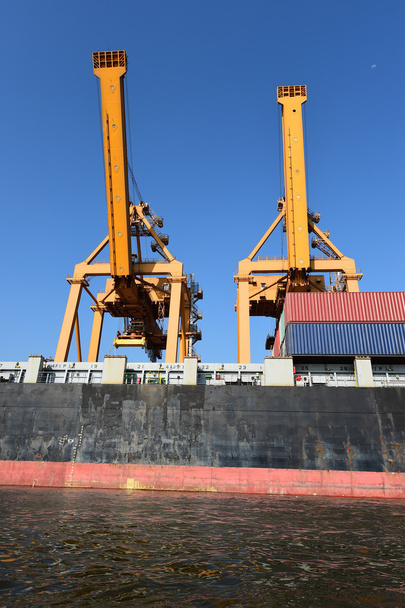 コンテナー貨物貨物船ロジスティックのインポートおよびエクスポートについて - 写真・画像
