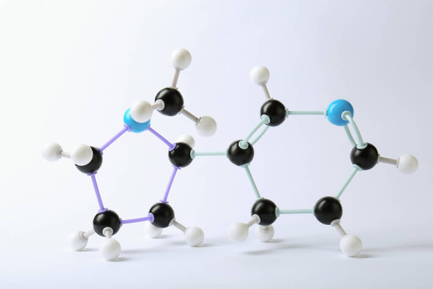 Molecola di nicotina su fondo bianco. Modello chimico - Foto, immagini