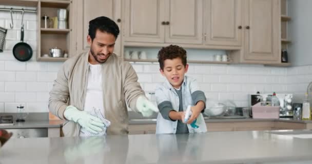 Reiniging, hulp en spray met vader en zoon voor stof, meubels en huishouding. Leren, schoner en hygiëne met man en kind in gezinswoning voor keuken, onderhoud en huishoudelijk werk. - Video