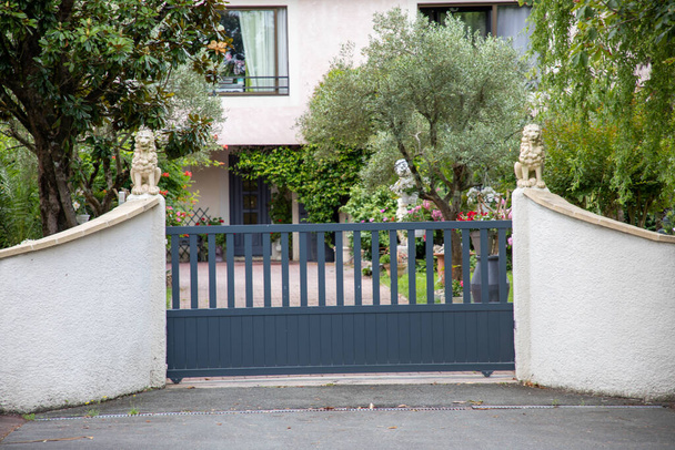 moderní posuvné šedé dveře posuvné brány hliníkový portál venkovní předměstí dům ulice - Fotografie, Obrázek