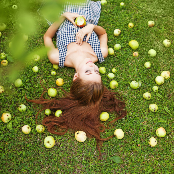 Pretty woman portrait with apples - Φωτογραφία, εικόνα