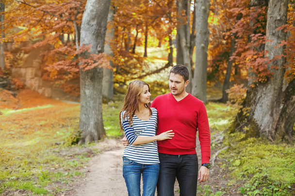 Couple in autumn park - Fotoğraf, Görsel