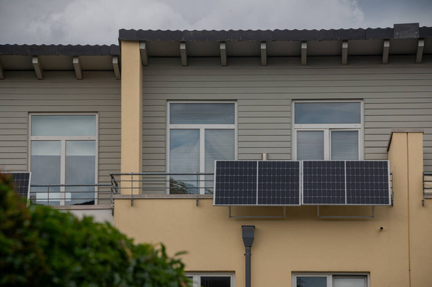 Балкон солнечной электростанции экологически чистые для использования возобновляемых источников энергии. Солнечная электростанция на балконе для производства зеленой электрической энергии для дома.  - Фото, изображение