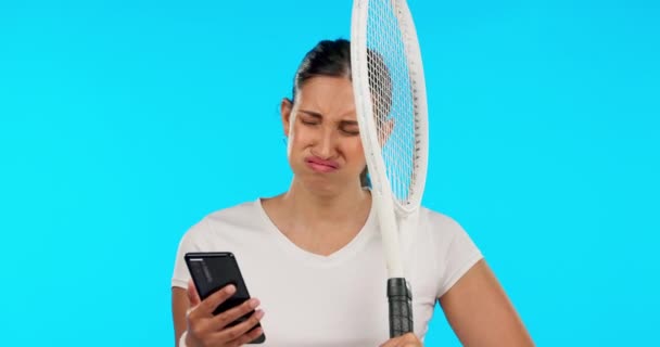 Telefoon, groen scherm of tennis met een boze vrouw op blauwe achtergrond in studio voor sportmarketing. Portret, gefrustreerd en fitness met een vrouwelijke atleet die chromakey mockup op een mobiel scherm houdt. - Video