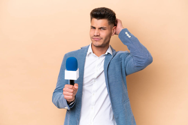 Jovem caucasiano apresentador de TV homem isolado no fundo branco com dúvidas - Foto, Imagem
