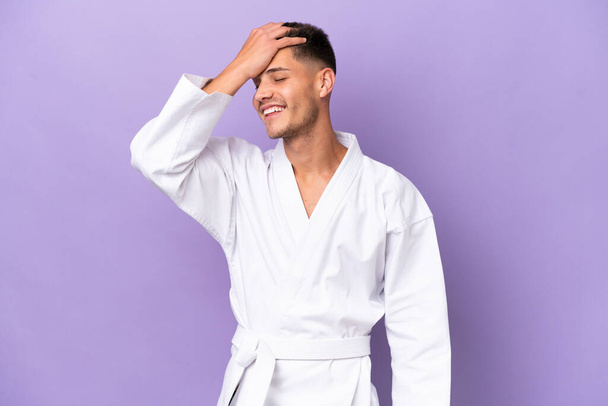 Young caucasian man doing karate isolated on purple background has realized something and intending the solution - Foto, Imagem