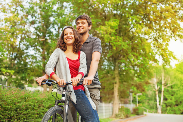Пара їде разом на велосипеді
 - Фото, зображення