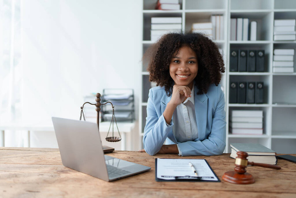 若い女性アフリカ系アメリカ人の弁護士訴訟は、法律事務所のクライアントが裁判所の当事者と戦うためのケースを研究しています。法律や弁護士の考え方 - 写真・画像