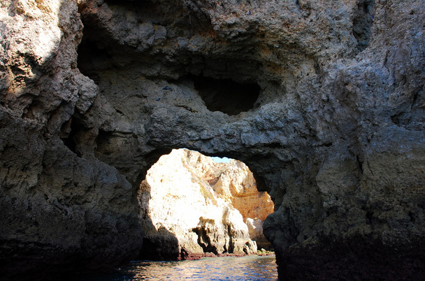 σπηλιές μέσα στους βράχους κίτρινο στο Λάγος στο Αλγκάρβε της Πορτογαλίας - Φωτογραφία, εικόνα