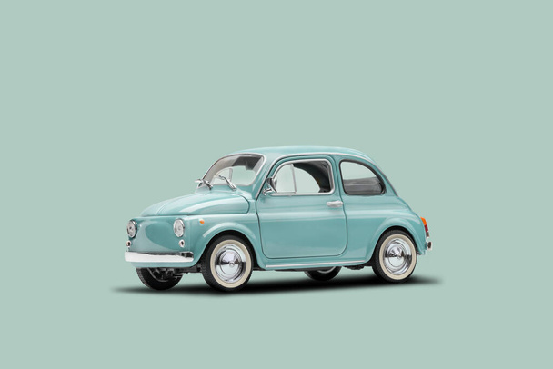 Model retro zabawki samochód na pastelowym niebieskim tle. Miniaturowy samochód z przestrzenią do kopiowania - Zdjęcie, obraz