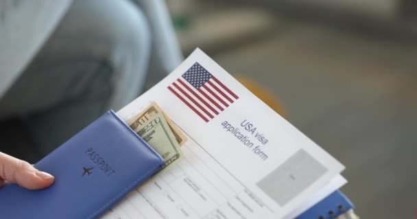 Ihmiset istuu jonossa asiakirjojen saada amerikkalainen viisumi lähikuva 4k elokuva hidastettuna. Asiakirjojen toimittaminen ulkomaille matkustamista varten - Materiaali, video