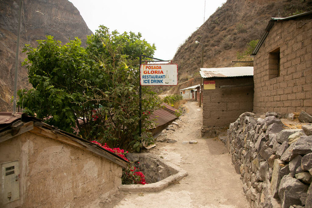 Cabanaconde 'dan Oasis' e giden yolu takip ederek Colca Kanyonu 'ndan yürü.. - Fotoğraf, Görsel