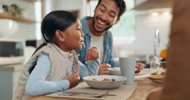 Szülők, gyerekek és egy lány együtt eszik spagettit a családjával az otthonuk ebédlőjében vacsorára. Étel, gyerekek és apa körül egy asztal egy étkezés, kötődés vacsora közben egy házban. - Felvétel, videó