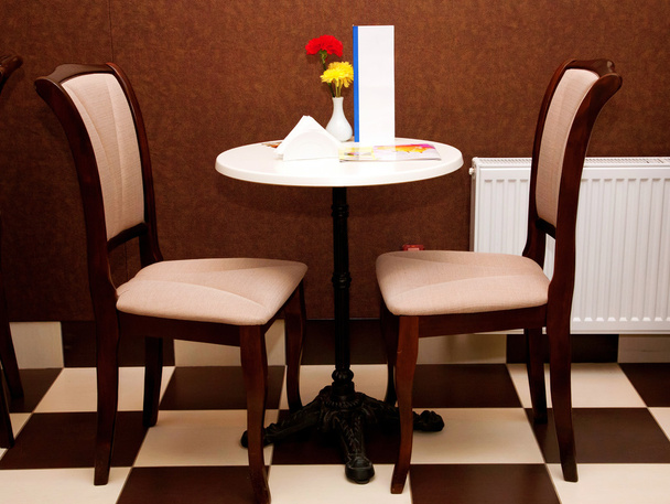 Hangulatos asztal és két szék a kávézóban. - Fotó, kép