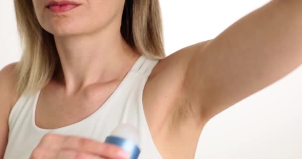 Persoonlijke hygiëne en een jonge vrouw brengt deodorant aan op oksel. Deodorant antitranspirant voor vrouwen - Video