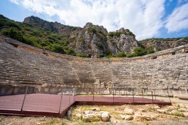 Сходи стародавнього театру в Мірі Стародавнє місто. - Фото, зображення