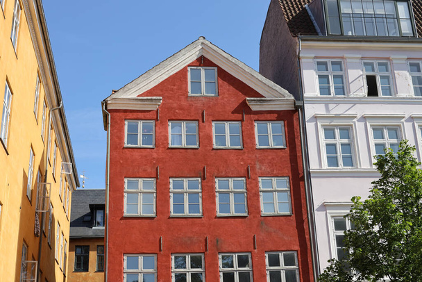 Τα παστέλ χρώματα των χαρακτηριστικών κτιρίων της Κοπεγχάγης. Υψηλής ποιότητας φωτογραφία - Φωτογραφία, εικόνα