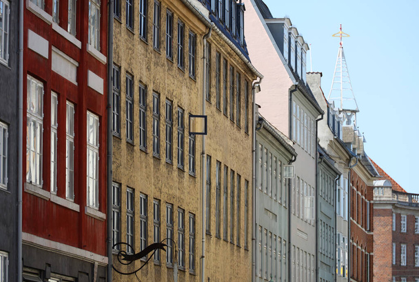 Pastelowe kolory charakterystycznych budynków Kopenhagi. Wysokiej jakości zdjęcie - Zdjęcie, obraz