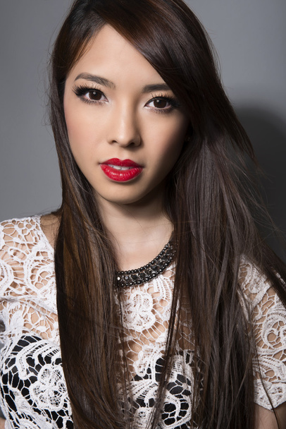 Belle femme asiatique aux cheveux longs
 - Photo, image