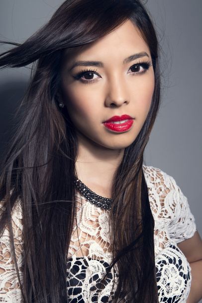 Bella donna asiatica con i capelli lunghi
 - Foto, immagini