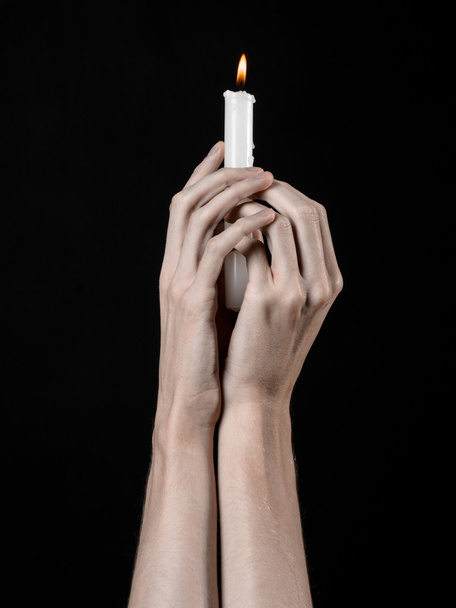 hands holding a candle, a candle is lit, black background, solitude, warmth, in the dark, Hands death, hands witch - Foto, Bild