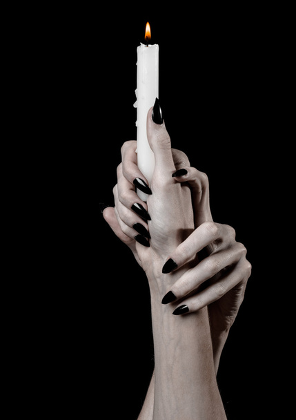 mãos segurando uma vela, uma vela é acesa, fundo preto, solidão, calor, no escuro, Mãos morte, mãos bruxa
 - Foto, Imagem