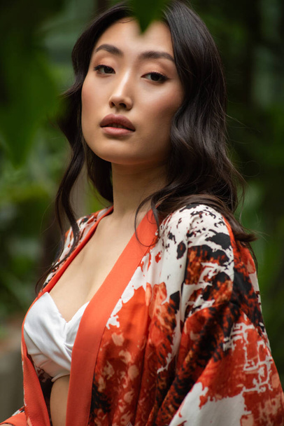 bella donna asiatica che indossa vestaglia di seta rossa - Foto, immagini