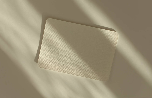 Üres üres textúra vászon papír kártya másolási hellyel az SMS-hez. Fény és árnyékok minimalizmus stílus sablon háttér. Lapos fekvésű, felülnézet. - Fotó, kép
