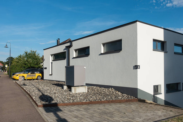 夏の晴れた日に南ドイツの近代的な家の正面が付いている新しい建物区域のヒート ポンプ - 写真・画像