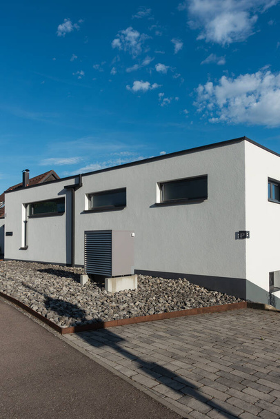 夏の晴れた日に南ドイツの近代的な家の正面が付いている新しい建物区域のヒート ポンプ - 写真・画像