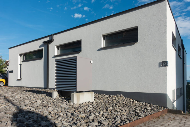 αντλία θερμότητας σε ένα νέο κτίριο με σύγχρονες προσόψεις σπιτιών της νότιας Γερμανίας σε μια ηλιόλουστη μέρα το καλοκαίρι - Φωτογραφία, εικόνα