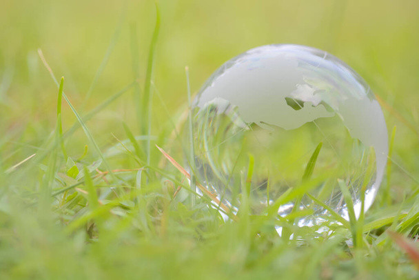 Światowy Dzień Środowiska: Globe Glass reprezentuje gospodarkę o obiegu zamkniętym, energię odnawialną, cele zrównoważonego rozwoju, ochronę środowiska, zielone przedsiębiorstwa, ESG. - Zdjęcie, obraz