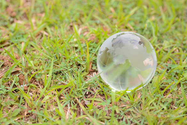 Παγκόσμια Ημέρα Περιβάλλοντος: Globe Glass αντιπροσωπεύει κυκλική οικονομία, ανανεώσιμες πηγές ενέργειας, στόχους βιώσιμης ανάπτυξης, την προστασία του περιβάλλοντος, πράσινες επιχειρήσεις, ESG. - Φωτογραφία, εικόνα