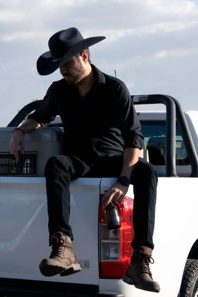 cowboy sitting on his truck smiling - Foto, Bild