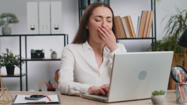 Inefficiënte vermoeide zakenvrouw die op laptopcomputer slaapt met oogstickers op het gezicht op het bureau. Blanke luie manager freelancer meisje. Zakenmensen vreemdgaan in slaap - Video