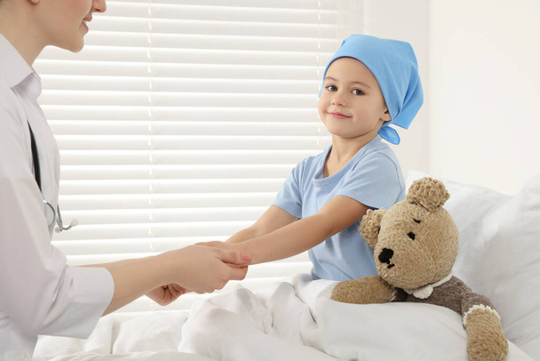Childhood cancer. Doctor and little patient in hospital - Foto, Imagen