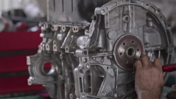Vliegwiel Reparatie van Auto Motor in Reparatie Shop Beelden. - Video