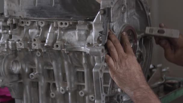 Schwungrad Reparatur des Automotors in der Werkstatt Footage. - Filmmaterial, Video