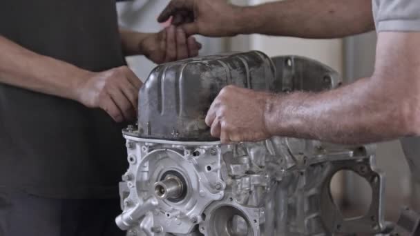 Installeren van Car Engine Crankcase Deksel schroeven in de Repair Shop Beelden. - Video